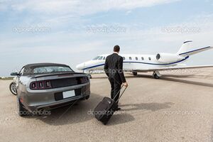 fichiers-2015-38-1442752815-depositphotos-39617273-businessman-standing-by-car-and-private-jet-at-terminal.jpg