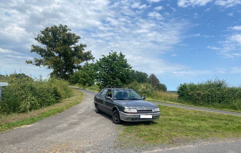 Fichier:Voiture Ruskia Renault R21.jpg