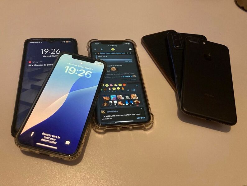 Fichier:Un onchois rusé a utilisé 5 téléphones durant le pixelwar, ce qui provoque une rage inconsidérable chez nos conccurents. .jpg