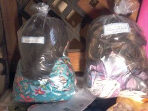 Les tenues des différentes filles, rangées dans des sacs.jpg